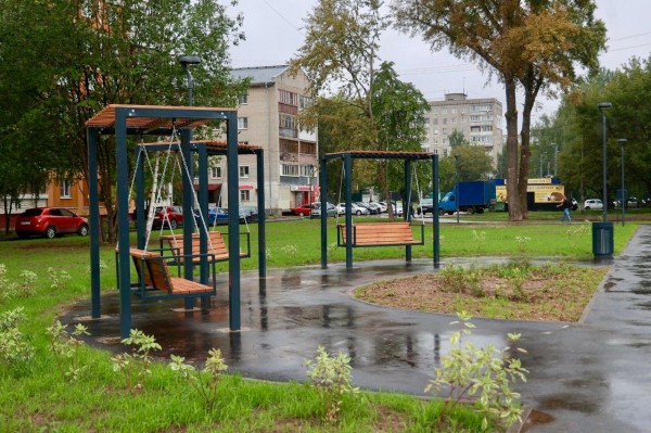 Детский городок, спортивная площадка и территория для выгула собак появились в благоустроенном сквере возле бульвара имени Коноваленко на Автозаводе