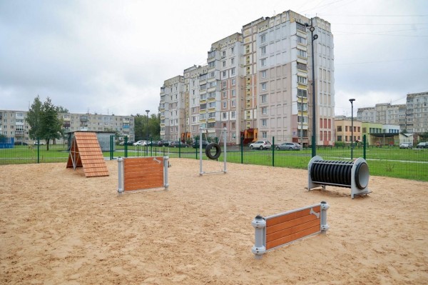 Детский городок, спортивная площадка и территория для выгула собак появились в благоустроенном сквере возле бульвара имени Коноваленко на Автозаводе