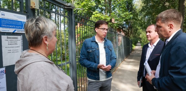 Дорогу от улицы Бекетова к школе №122 и освещение сделают уже этой осенью по обращениям жителей к главе города Юрию Шалабаеву 