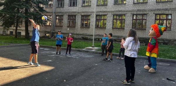 На избирательных участках пока взрослые голосуют, дети могут поиграть в спортивные игры с аниматорами