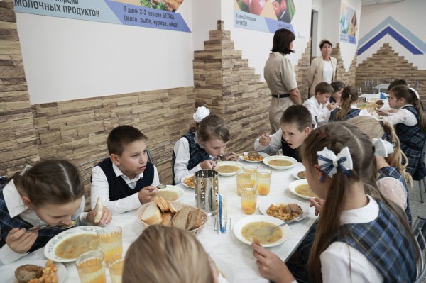 Глава города Юрий Шалабаев пообедал вместе с учениками сормовских школ 