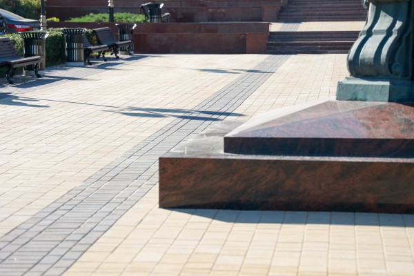 В сквере у Зачатьевской башни восстановили брусчатку, заменили гранитные плиты на памятнике Петру I и высадили яблони В сквере у Зачатьевской башни восстановили брусчатку, заменили гранитные плиты на памятнике Петру I и высадили яблони