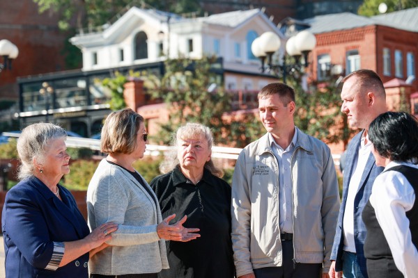 В сквере у Зачатьевской башни восстановили брусчатку, заменили гранитные плиты на памятнике Петру I и высадили яблони В сквере у Зачатьевской башни восстановили брусчатку, заменили гранитные плиты на памятнике Петру I и высадили яблони