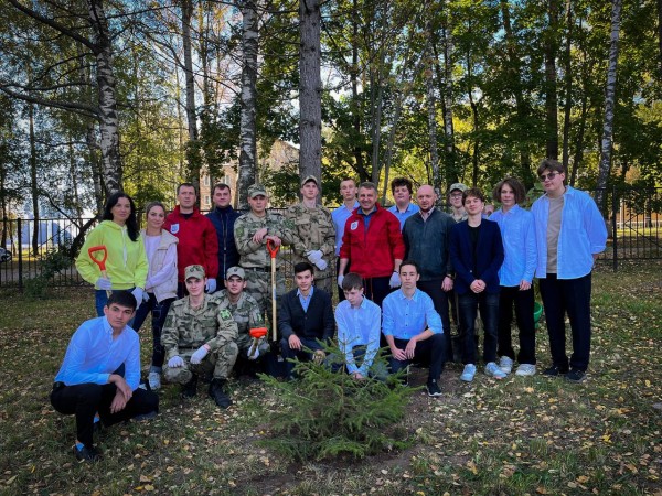Посадили ели и собрали мусор в Советском районе в рамках субботника