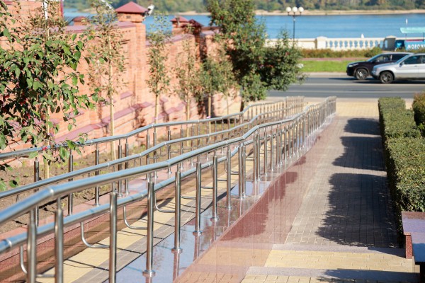 В сквере у Зачатьевской башни восстановили брусчатку, заменили гранитные плиты на памятнике Петру I и высадили яблони В сквере у Зачатьевской башни восстановили брусчатку, заменили гранитные плиты на памятнике Петру I и высадили яблони