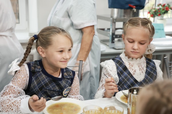 Глава города Юрий Шалабаев пообедал вместе с учениками сормовских школ 