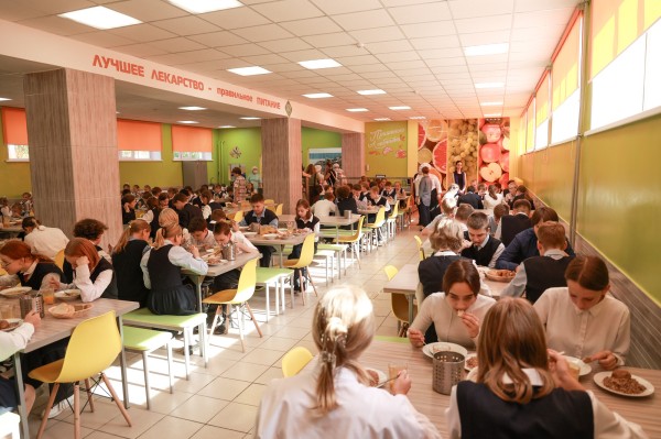 Глава города Юрий Шалабаев пообедал вместе с учениками сормовских школ 