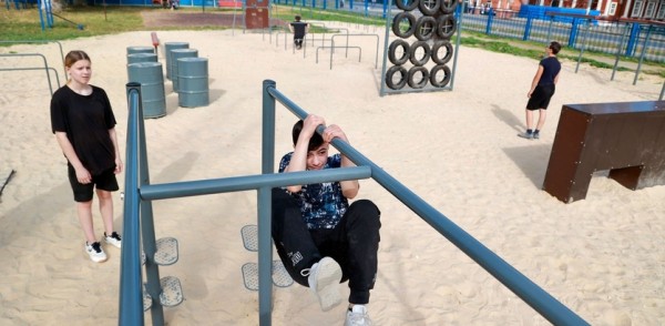 Скалодром и полосу препятствий установили в нижегородской школе №51 по инициативе учеников, педагогов и родителей