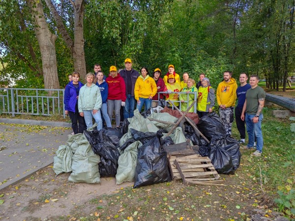 Посадили ели и собрали мусор в Советском районе в рамках субботника