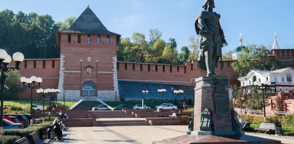 В сквере у Зачатьевской башни восстановили брусчатку, заменили гранитные плиты на памятнике Петру I и высадили яблони В сквере у Зачатьевской башни восстановили брусчатку, заменили гранитные плиты на памятнике Петру I и высадили яблони