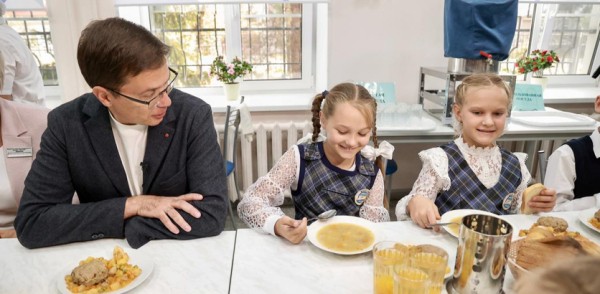 Глава города Юрий Шалабаев пообедал вместе с учениками сормовских школ 