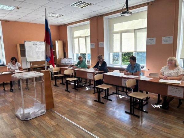 На избирательных участках пока взрослые голосуют, дети могут поиграть в спортивные игры с аниматорами