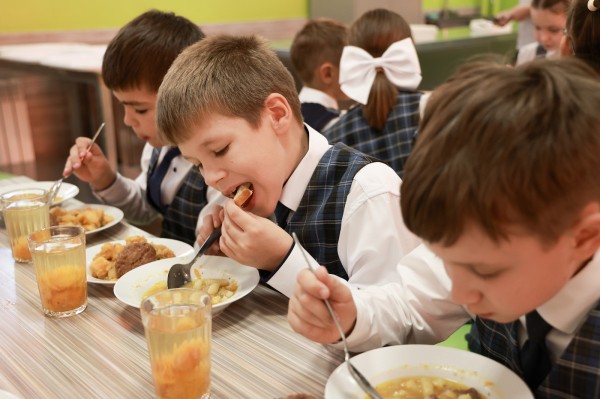 Глава города Юрий Шалабаев пообедал вместе с учениками сормовских школ 