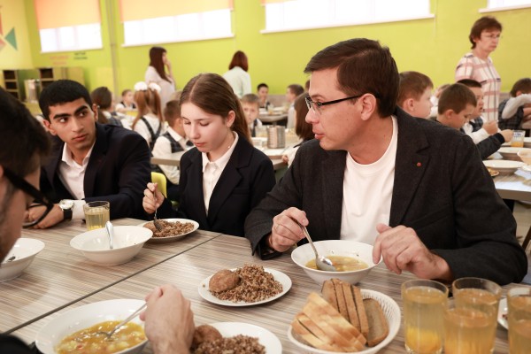 Глава города Юрий Шалабаев пообедал вместе с учениками сормовских школ 