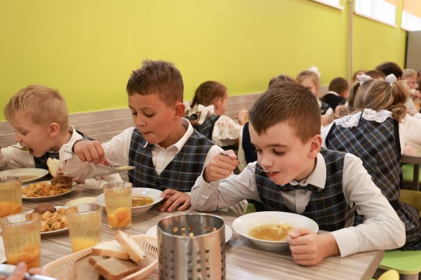 Глава города Юрий Шалабаев пообедал вместе с учениками сормовских школ 