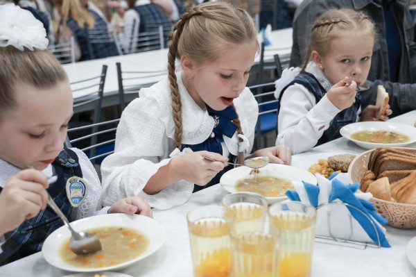 Глава города Юрий Шалабаев пообедал вместе с учениками сормовских школ 