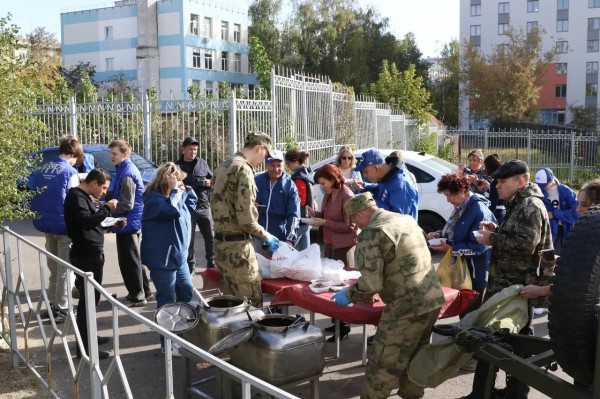Посадили ели и собрали мусор в Советском районе в рамках субботника