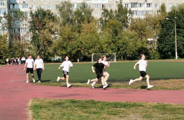 Спортсмены из школ №94, 184, 123 и кадетской школы стали лучшими в эстафетном пробеге «Золотая осень»