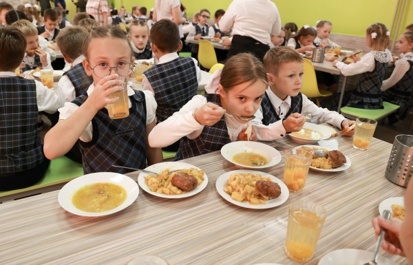 Глава города Юрий Шалабаев пообедал вместе с учениками сормовских школ 