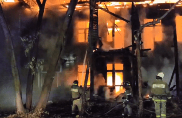 В Нижнем Новгороде горят расселенные деревянные дома