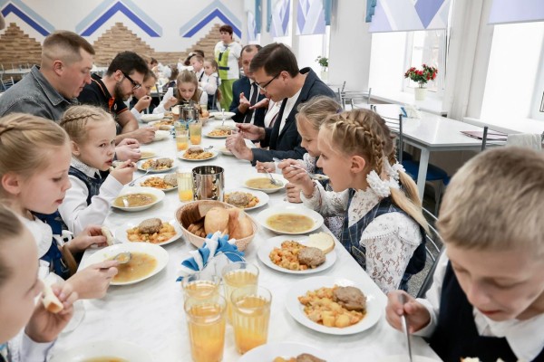 Глава города Юрий Шалабаев пообедал вместе с учениками сормовских школ 