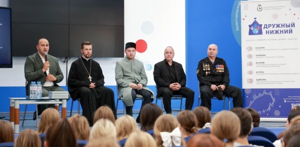 Студенты НГЛУ обсудили с представителями традиционных конфессий и ветеранами  боевых действий вопросы противодействия терроризму