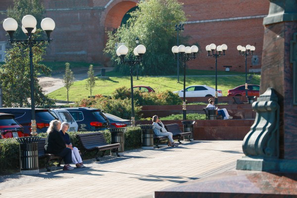 В сквере у Зачатьевской башни восстановили брусчатку, заменили гранитные плиты на памятнике Петру I и высадили яблони В сквере у Зачатьевской башни восстановили брусчатку, заменили гранитные плиты на памятнике Петру I и высадили яблони