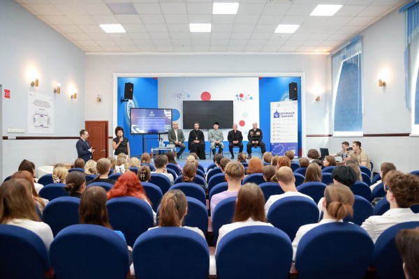 Студенты НГЛУ обсудили с представителями традиционных конфессий и ветеранами  боевых действий вопросы противодействия терроризму