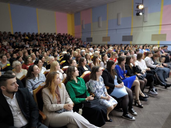 Более 10 педагогических династий Сормовского района наградили в День учителя