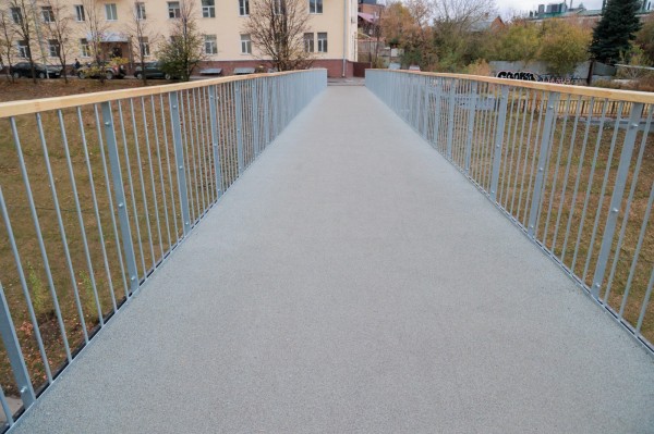 На отремонтированном пешеходном мосту на Похвалинском съезде установили новое ограждение высотой более 1 метра для безопасности нижегородцев