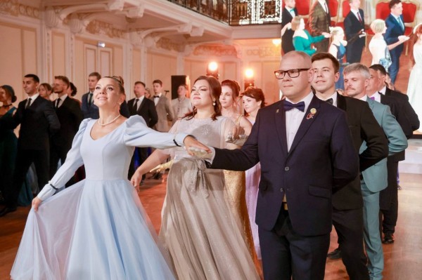 Вальс, полонез и кадриль станцевали нижегородские педагоги на впервые прошедшем в Нижнем Новгороде Учительском балу