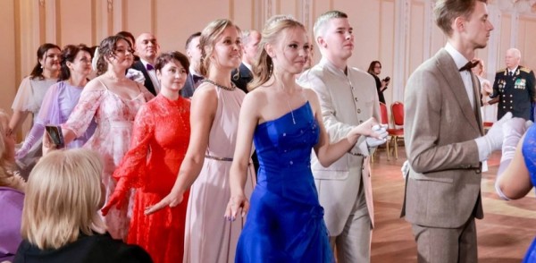 Вальс, полонез и кадриль станцевали нижегородские педагоги на впервые прошедшем в Нижнем Новгороде Учительском балу