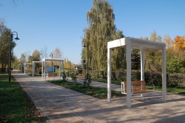 Парковые качели, подвесные диваны, велодорожки появились у ДК «Красное Сормово» после благоустройства Парковые качели, подвесные диваны, велодорожки появились у ДК «Красное Сормово» после благоустройства