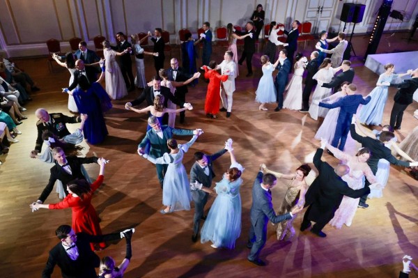 Вальс, полонез и кадриль станцевали нижегородские педагоги на впервые прошедшем в Нижнем Новгороде Учительском балу