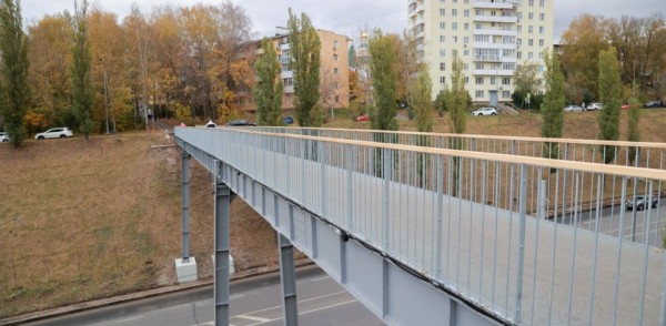 На отремонтированном пешеходном мосту на Похвалинском съезде установили новое ограждение высотой более 1 метра для безопасности нижегородцев