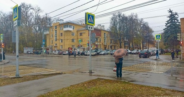 Новый пешеходный светофор установили на перекрестке улиц Ванеева и Невзоровых после личной встречи нижегородцев с Юрием Шалабаевым Новый пешеходный светофор установили на перекрестке улиц Ванеева и Невзоровых после личной встречи нижегородцев с Юрием Шалабаевым