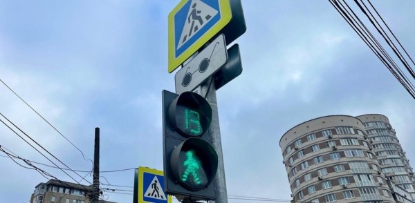 Новый пешеходный светофор установили на перекрестке улиц Ванеева и Невзоровых после личной встречи нижегородцев с Юрием Шалабаевым Новый пешеходный светофор установили на перекрестке улиц Ванеева и Невзоровых после личной встречи нижегородцев с Юрием Шалабаевым