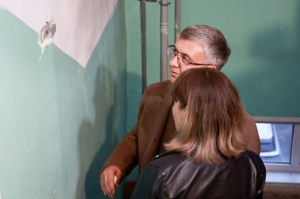 Первый замглавы городской администрации Денис Скалкин по просьбам жителей встретился с ними в 6 подъезде дома №37 по ул.Фучика Первый замглавы городской администрации Денис Скалкин по просьбам жителей встретился с ними в 6 подъезде дома №37 по ул.Фучика