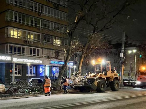 Дорожные службы убирают поваленные ураганным ветром деревья и ветки, а также откачивают воду в районах Нижнего Новгорода