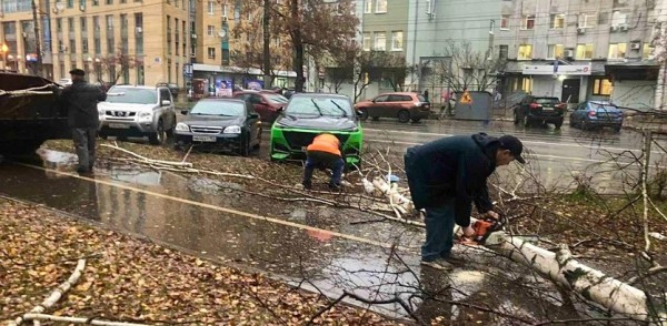 Дорожные службы убирают поваленные ураганным ветром деревья и ветки, а также откачивают воду в районах Нижнего Новгорода