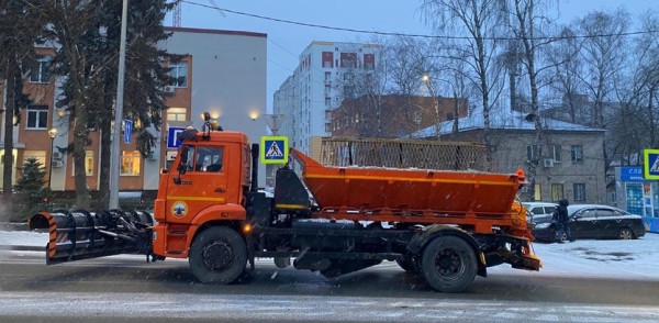Нижегородские дорожники продолжают очищать улицы от снега и обрабатывать дороги противогололедными материалами