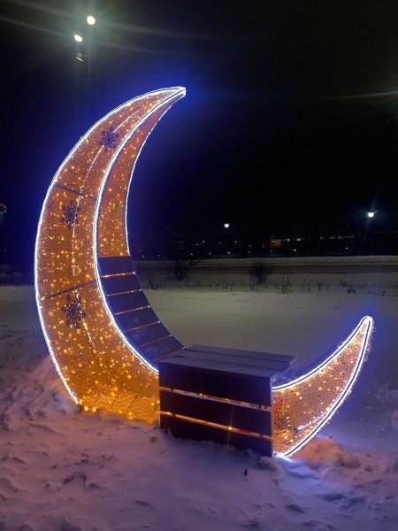 Светящиеся месяц и звёзды украсили сквер на ул. Марата и Мещерский бульвар