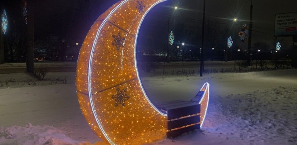Светящиеся месяц и звёзды украсили сквер на ул. Марата и Мещерский бульвар