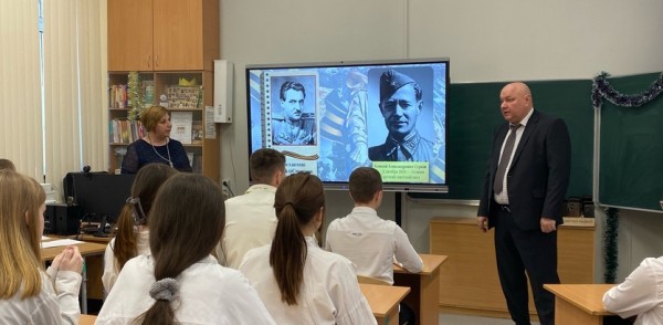 Правнуки генерала Ивана Ивлиева, в честь которого названа улица Нижнего Новгорода, рассказали о жизни военачальника на открытом уроке в школе Правнуки генерала Ивана Ивлиева, в честь которого названа улица Нижнего Новгорода, рассказали о жизни военачальника на открытом уроке в школе