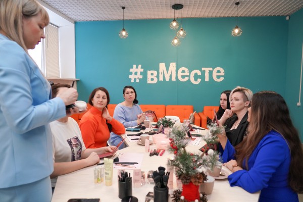 Мастер-классы по новогоднему макияжу проходят в соседском центре Автозаводского района Мастер-классы по новогоднему макияжу проходят в соседском центре Автозаводского района