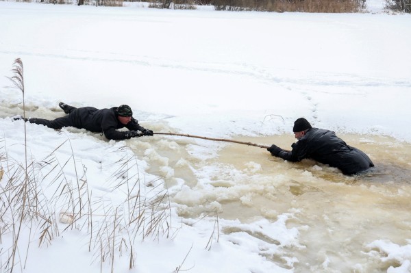  Городские спасатели и сотрудники Государственной инспекция по маломерным судам МЧС России показали способы спасения на льду нижегородским школьникам