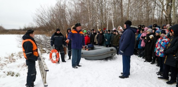  Городские спасатели и сотрудники Государственной инспекция по маломерным судам МЧС России показали способы спасения на льду нижегородским школьникам