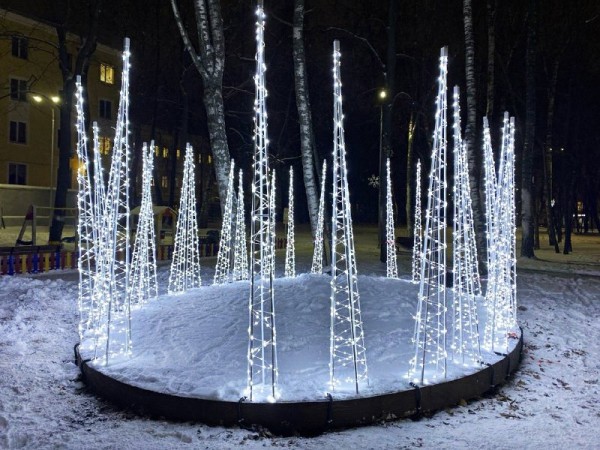 На территории нижегородских парков завершен монтаж новогодних ёлок и световых украшений На территории нижегородских парков завершен монтаж новогодних ёлок и световых украшений