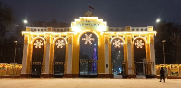 На территории нижегородских парков завершен монтаж новогодних ёлок и световых украшений На территории нижегородских парков завершен монтаж новогодних ёлок и световых украшений