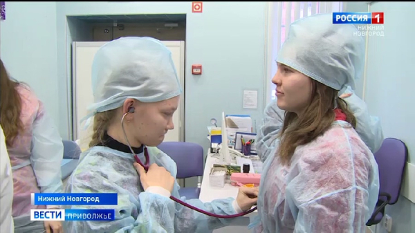 Подростки с нарушениями слуха посетили "Школу юного врача" 